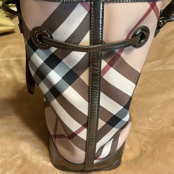 BURBERRY
Supernova Check Drawstring Tote Pewter leather trim - Picture 5 of 14